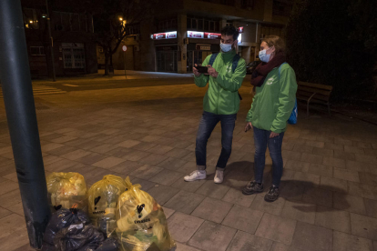 Tècnics municipals supervisen el funcionament de la recollida porta a porta a Lleida
