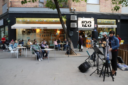Música en directo en la avenida València de Lleida, ayer. 