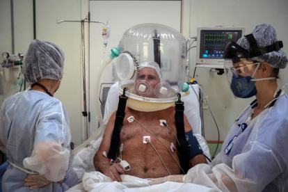 Un hospital del Brasil aposta pels cascos bombolla en pacients amb covid