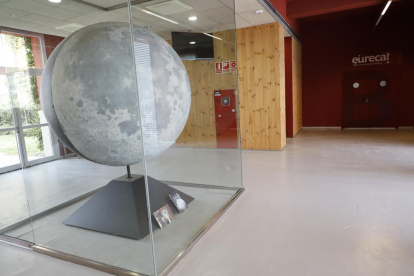 Maqueta de la Lluna que la NASA va regalar a Joan Oró i que s’exposa al Parc Científic de Gardeny.