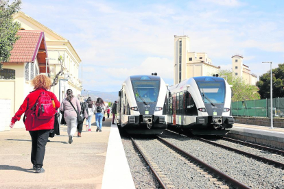Los dos convoyes de la línea coincidieron ayer en la estación de Balaguer. 