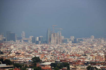 Imagen de archivo de polución en Barcelona. 