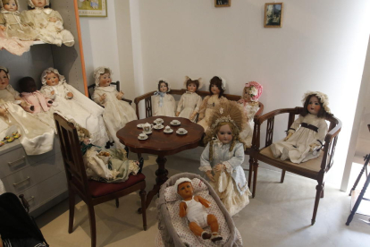 El Museu Gràfic de Nines Antigues de Benavent de Segrià recibió ayer las primeras visitas durante el acto de inauguración. 