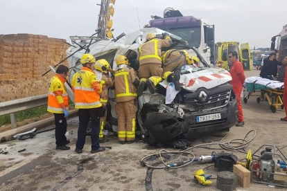 Un camión quedó ayer calcinado tras colisionar con un turismo en la C-53 en Bellcaire d’Urgell. 