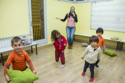Cuatro alumnos ayer en una de les clases de la Escola Municipal de Música de Tàrrega.