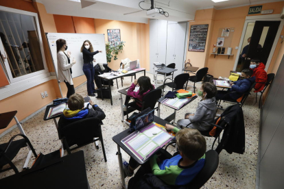 Cuatro alumnos ayer en una de les clases de la Escola Municipal de Música de Tàrrega.