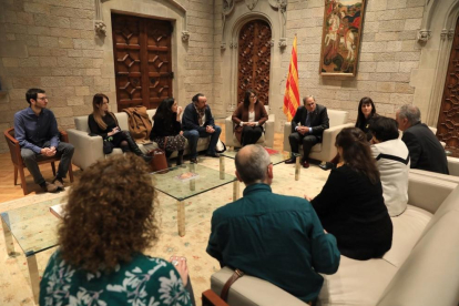 El president Torra, ayer, en el Palau de la Generalitat, con eurodiputados que visitaron a los presos.