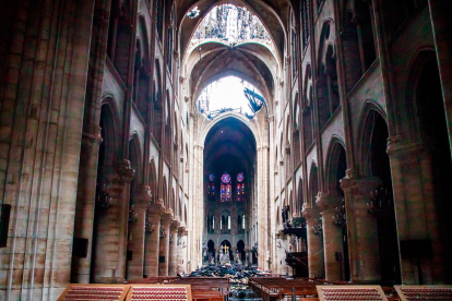 Interior de la catedral de París tras el devastador incendio.