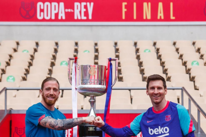 Els dos capitans, Muniain i Messi, posen al costat del trofeu ahir a l’estadi de La Cartuja.