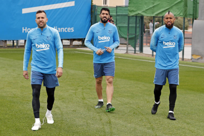 Jordi Alba, Luis Suárez i Arturo Vidal abans de l’entrenament de recuperació a la Ciutat Esportiva.