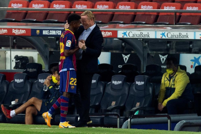 Ansu Fati es felicitado por el técnico Ronald Koeman tras anotar uno de sus dos goles con los que contribuyó, además de forzar un penalti, a la victoria del Barça en el debut liguero.