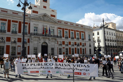 Centenars de persones es van concentrar en sis punts de la capital madrilenya contra les mesures.