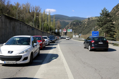 Retenciones intermitentes en la frontera entre Catalunya y Andorra por la movilidad permitida a pesar del confinamiento comarcal