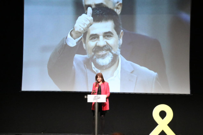 Laurà Borras en un acte ahir amb una imatge del candidat Jordi Sànchez darrere.