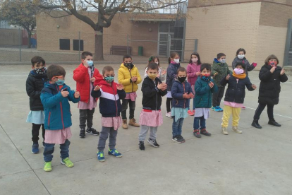La escuela Enric Farreny de Lleida homenajea a Pau Donés en el Día de la Música