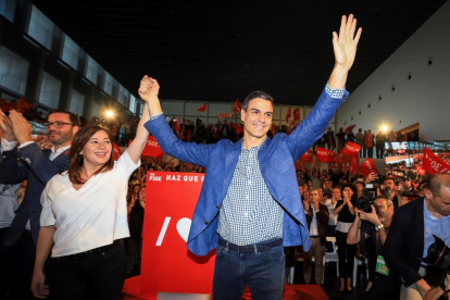 Sánchez ahir, al costat de la candidata del PSIB a la presidència del Govern balear, Francina Armengol.