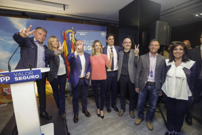 Cayetana Álvarez de Toledo y Alejandro Fernández (centro) con miembros del PP de Lleida. 