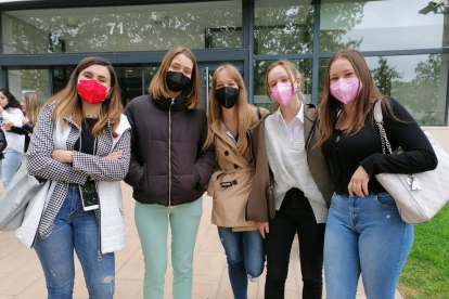 Un estudiant de la UdL, davant de la pantalla seguint una classe telemàtica.