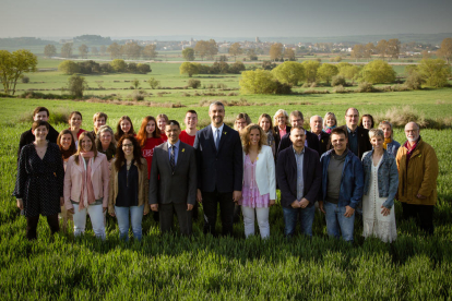 Foto de família de la candidatura d’Acord Esquerra a Agramunt.