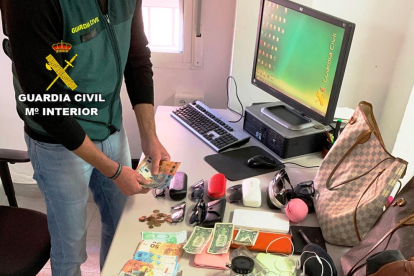 Els objectes intervinguts per la Guàrdia Civil de Vinaròs al detinguts per furts a persones grans en diverses poblacions.