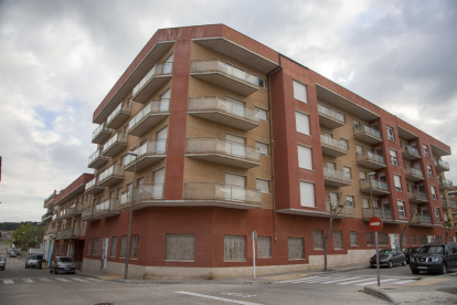 Este bloque de pisos nuevos de Sant Martí, en Lleida, que estaban acabados pero han sido saqueados, se vende por 2,1 millones.