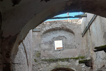 En ruinas y con desprendimientos en Peramola  -  El ayuntamiento de Peramola ha puesto en marcha el proceso de expropiación del castillo, que ha sufrido desprendimientos y su estado ruinoso se considera un riesgo para los vecinos.