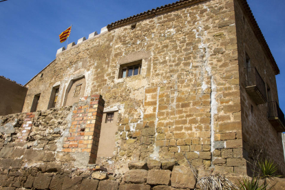 En ruïnes i amb despreniments a Peramola - L’ajuntament de Peramola ha posat en marxa el procés d’expropiació del castell, que ha registrat despreniments i el seu estat ruïnós es considera un risc per als veïns.