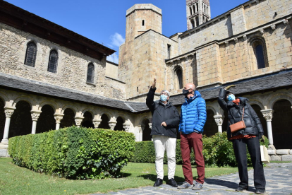 Turistas franceses en el claustro de la catedral de La Seu.