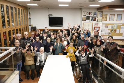 Las socias y socios de la Llar de Persones Sordes de Lleida en un momento de la celebración, ayer.