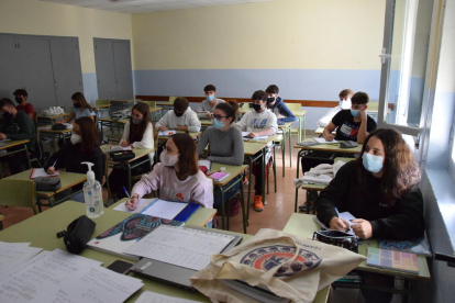 Alumnos de segundo de Bachillerato del instituto Joan Brudieu de La Seu en una clase de matemáticas.