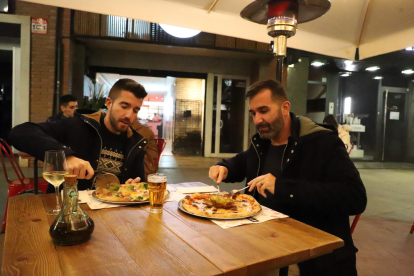 Dos leridanos cenan una pizza en un restaurante el pasado lunes.  