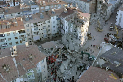 Vista aérea de parte de los edificios que se derrumbaron en Turquía con los equipos de salvamento tratando de rescatar a los sepultados.
