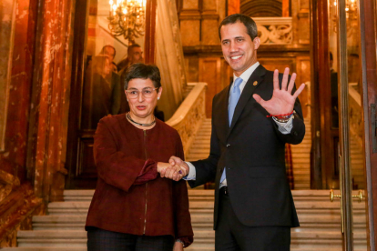 La ministra de exteriores, Arancha González Laya, junto a Juan Guaidó en la Casa de las Américas.