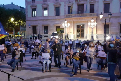 Protesta a la plaça de la Pau de Lleida amb 150 cadires