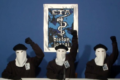 Imatge del vídeo en el qual ETA va anunciar la dissolució com a organització terrorista l’octubre del 2011.