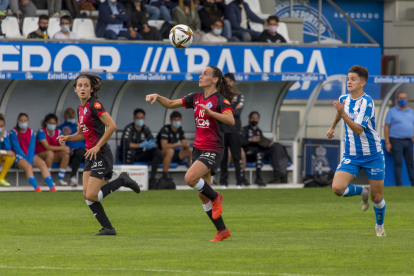 Julia Miró, que va acabar el partit amb un embenat al cap, intenta robar la pilota a una rival.