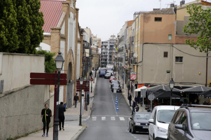 Vista general del carrer Sant Martí, que enllaça Prat de la Riba amb el Barri Antic.