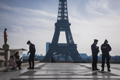 La Policía vigila que se cumpla con el confinamiento impuesto por el Gobierno en la ciudad de París.