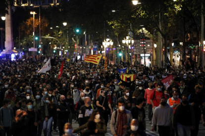 Manifestación de protesta convocada por los CDR, ayer, en el centro de Barcelona.