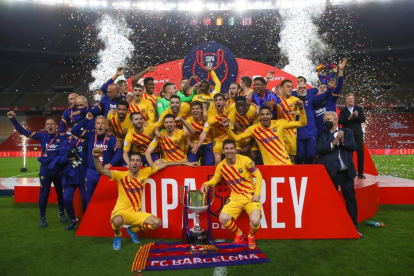 Leo Messi compartió con Sergio Busquets el momento de levantar la copa de campeones frente a sus compañeros, que lo festejaron por todo lo alto. 