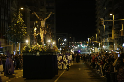La avenida Catalunya fue el punto donde se congregó más público ayer en la procesión del Sant Enterrament. 