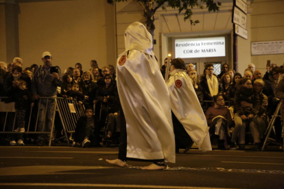 La avenida Catalunya fue el punto donde se congregó más público ayer en la procesión del Sant Enterrament. 