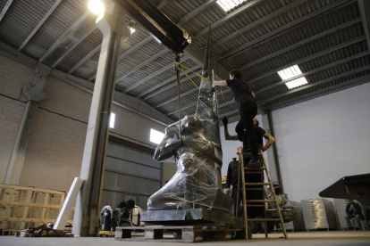 Operació de càrrega i trasllat dijous en un magatzem municipal de Balaguer de l’escultura ‘Monument als caiguts’, que s’exhibirà a la Biennal d’Art de Venècia.