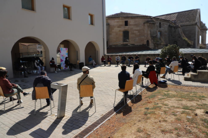 La reunió va tenir lloc al pati de l’antic convent de Santa Clara.