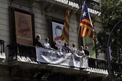 Entitats sobiranistes despleguen una pancarta a la plaça Sant Jaume en suport a Torra.