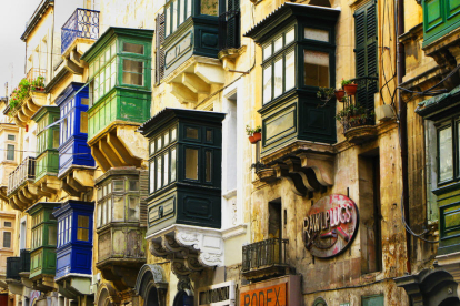 'gallarijas'. Quan feu un tomb pels carrers no oblideu mirar al cel i contemplar les balconades típiques, les anomenades gallarijas.