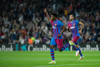 Ansu Fati, que va ser titular, celebra el primer gol del Barça davant del València.