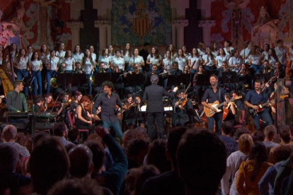 La formación, con la orquestra Simfònica Baetulo y el Cor de Noies del Orfeó Català.