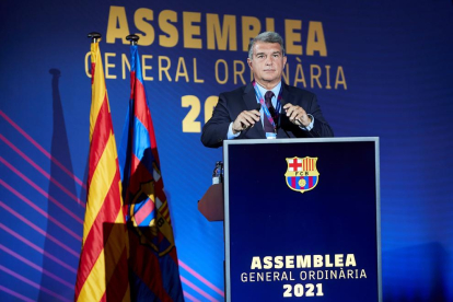 El presidente del FC Barcelona, Joan Laporta, se dirige a los socios compromisarios en la asamblea.