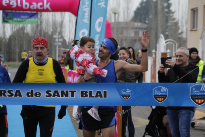 Ricard Pastó arriba a la meta com a vencedor agafant en braços la seua filla.